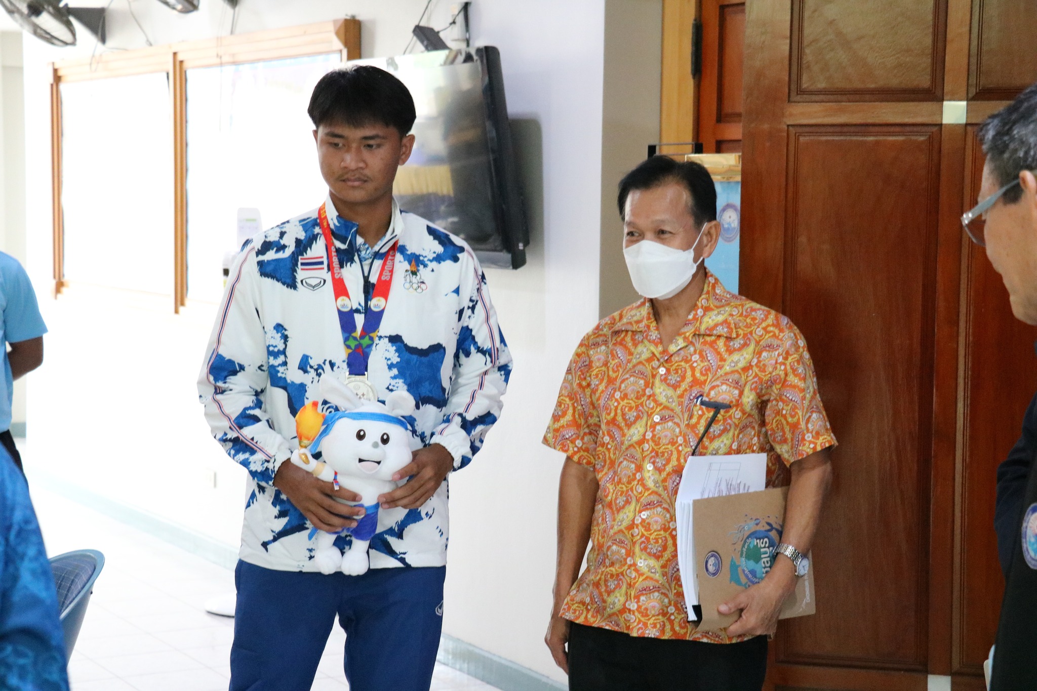 นายก อบจ.ชลบุรี ร่วมแสดงความยินดีกับนักเรียน รร.พลูตาหลวงวิทยา ที่คว้ารางวัลจากการแข่งขันกีฬาซีเกมส์ ครั้งที่ 32 และให้กำลังใจแก่นักกีฬาเรือใบที่จะไปชิงแชมป์โลก ณ ประเทศสเปน