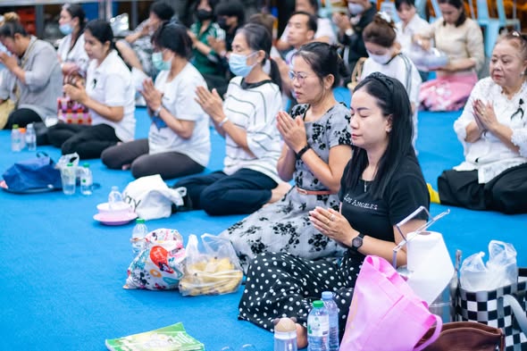 อุบาสกอุบาสิกา ร่วมกันทำบุญถวายภัตตาหารเช้า แด่พระภิกษุสามเณร และสวดมนต์ทำวัตรเช้า เจริญจิตตภาวนา เพื่ออุทิศถวายพระราชกุศลแด่ สมเด็จพระนางเจ้าสิริกิติ์ พระบรมราชินีนาถ พระบรมราชชนนีพันปีหลวง