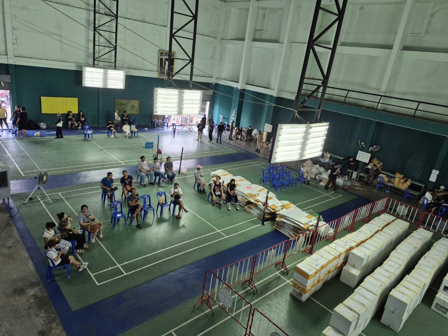 ประชาชนประมาณ 200 คน นั่งเฝ้าหีบเลือกตั้ง หลังมีการร้องขอให้นับคะแนนผลการเลือกตั้ง สส.เขต 1 ใหม่