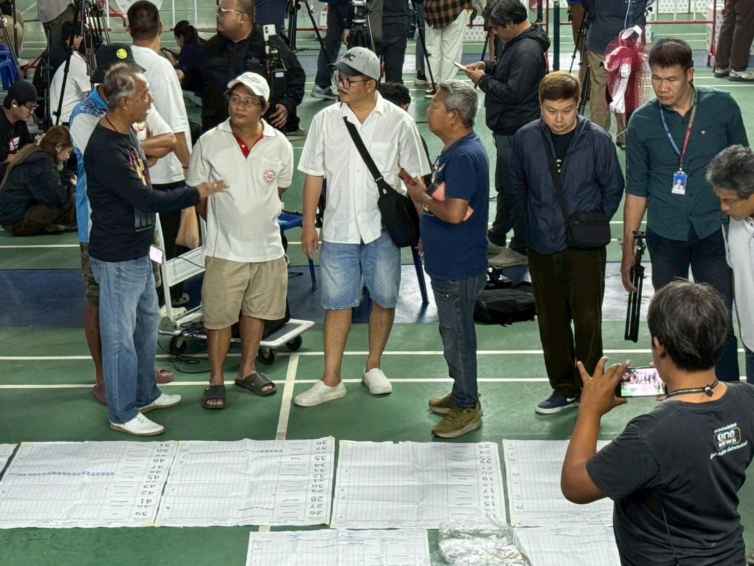 ยังไม่จบ ชลบุรี เขต 1 ไร้ข้อสรุปนับคะแนนใหม่ หลังมวลชนปักหลักโต้รุ่งทวงถามความโปร่งใส