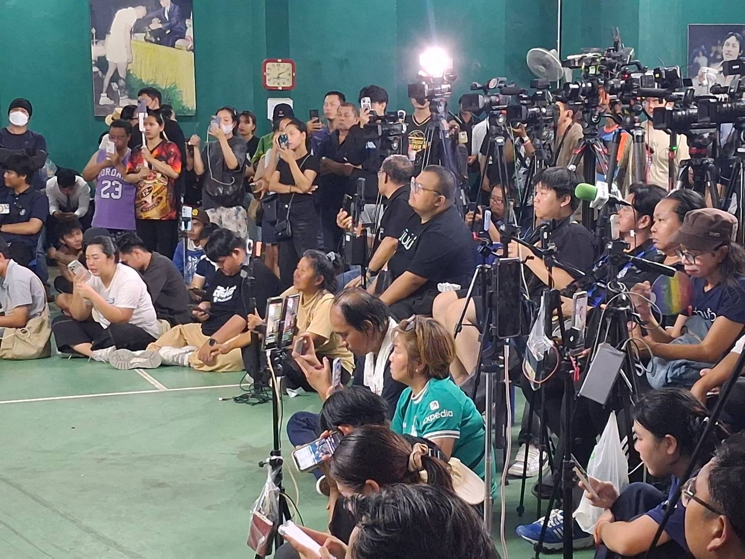 12 ก.พ.69 เวลา 18.26น. บรรยากาศที่โรงยิม เทศบาลเมืองชลบุรี หลังจากที่ กกต.ส่วนกลาง แถลง โดยแกนนำขอเวลาโหลดภาพกล้องวงจรปิด เพื่อตรวจสอบภาพว่าผู้ใด นำกระดาษคะแนนไปทิ้ง เนื่องจาก กกต.กลาง แถลงว่า กรณีของชลบุรี ไม่เข้าข่ายในการนับคะแนนใหม่