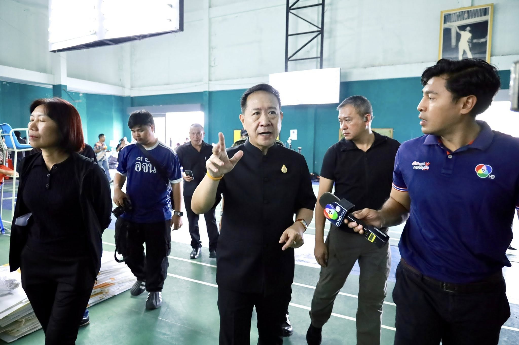 นายนริศ  นิรามัยวงศ์  ผู้ว่าราชการจังหวัดชลบุรี พร้อมเจ้าหน้าที่ฝ่ายปกครอง และเจ้าหน้าที่ตำรวจ ได้เดินทางมาที่โรงยิมเทศบาลเมืองชลบุรี  เพื่อดูแลพื้นที่และความเรียบร้อย พร้อม เปิดเผยว่า  พลังมวลชนสามารถเรียกร้องได้ แต่ขอให้อยู่ในกรอบของกฎหมาย และต้องรอผลวินิจฉัยจาก  กกต.ส่วนกลาง