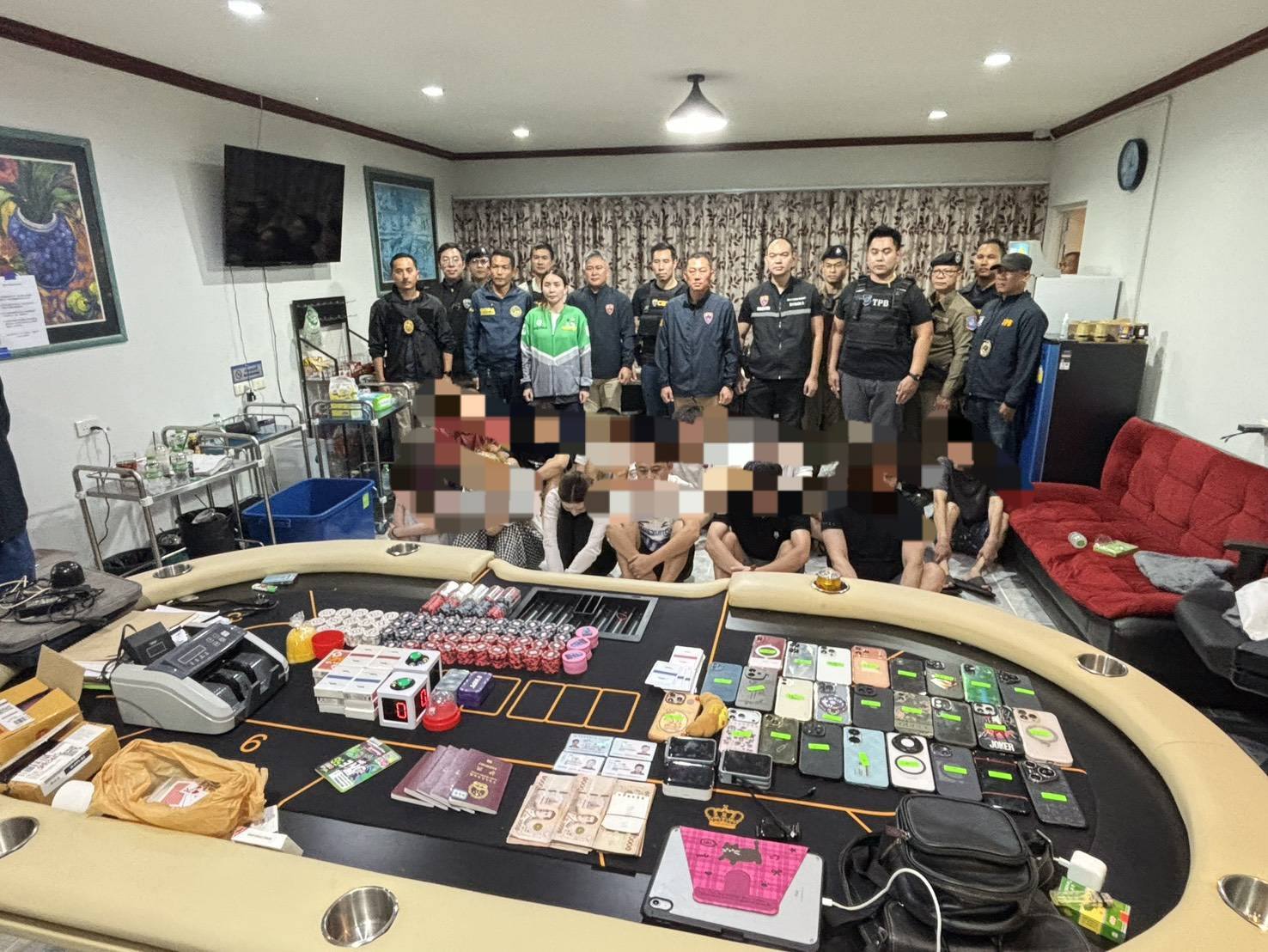 ตม. ท่องเที่ยว ปกครอง บุกจับบ่อนโป๊กเกอร์รวบ 16 เซียนมังกร โดดชั้นสองหนีเจ็บ 3 หลังชาวบ้านแจ้งเบาะแสจับหวั่นรวมตัวก่อเหตุร้าย