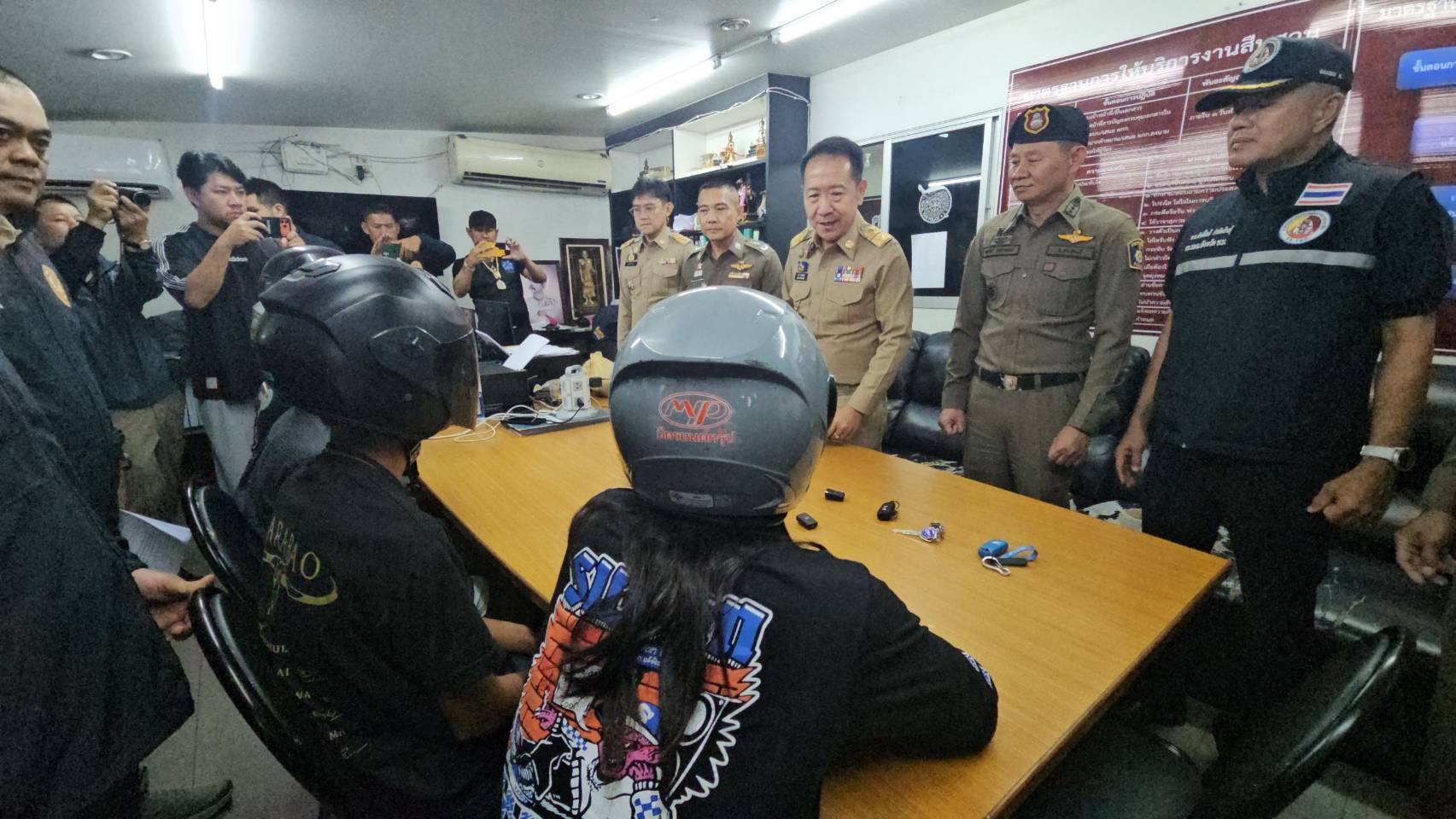 ผู้ว่าชลบุรีพร้อมด้วยตำรวจชลบุรีแถลงรวบ 5 โจ๋เมียนมาร์ รุมทำร้ายวัยรุ่นไทย ชิงรองเท้า แถมถุยน้ำลายซ้ำ 