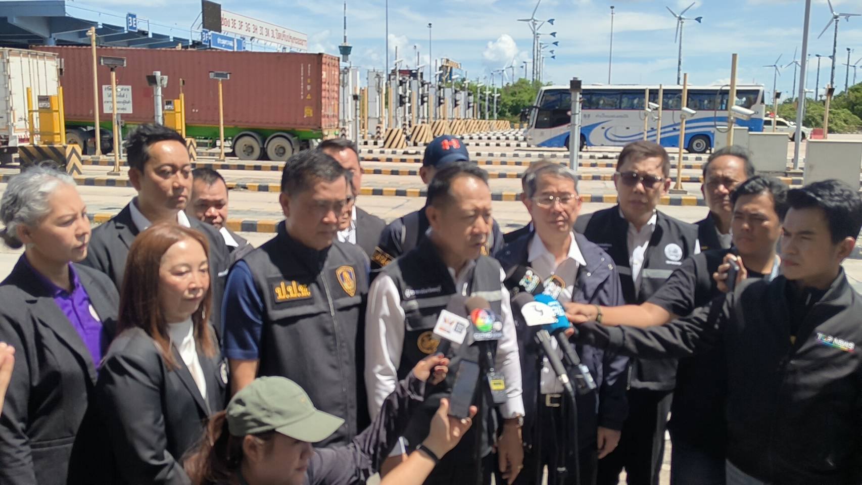 สำนักงาน ป.ป.ช. ผนึกกำลังหน่วยงานภาครัฐและท่าเรือแหลมฉบัง เดินหน้ายกระดับการแก้ไขปัญหารถบรรทุกน้ำหนักเกินตั้งแต่ต้นทาง ด้วยการเชื่อมโยงข้อมูลจุดชั่งน้ำหนักภายในท่าเรือ เพื่อตรวจสอบและติดตามรถต้องสงสัย พร้อมสร้างความโปร่งใสในการบังคับใช้กฎหมาย