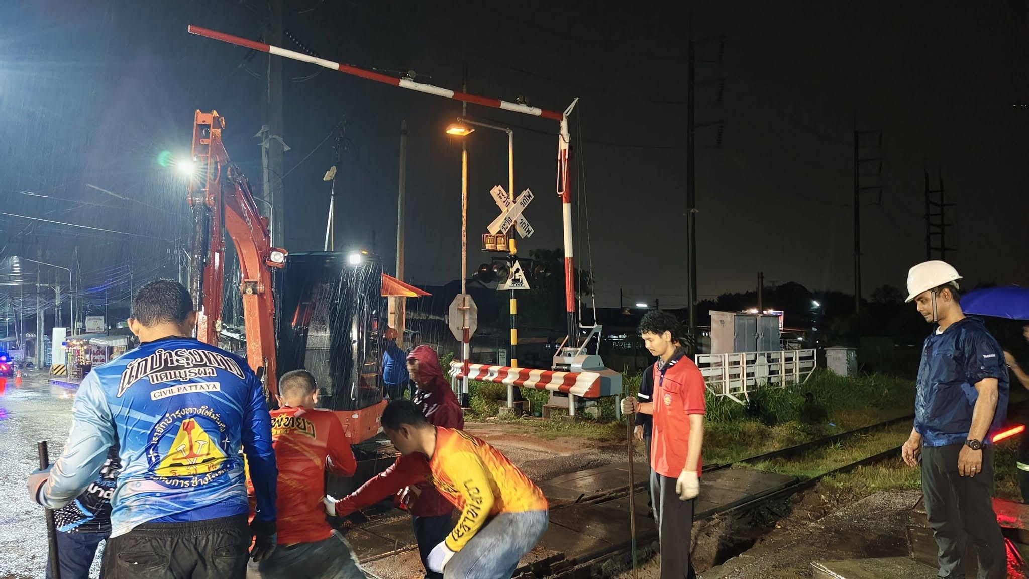 ผู้บริหารเทศบาลตะเคียนเตี้ยลงพื้นที่ติดตามงานปิดทางรถไฟโรงโป๊ะ&ndash;ตะเคียนเตี้ย เร่งปรับปรุงผิวจราจรเพื่อความปลอดภัยของประชาชน